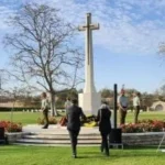 سفير كندا يضع إكليلاً من الزهور بمناسبة يوم الأنزاك