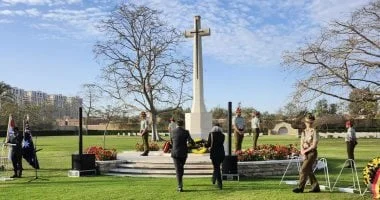 سفير كندا يضع إكليلاً من الزهور بمناسبة يوم الأنزاك