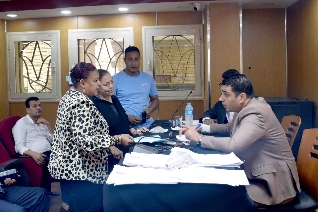 نائب محافظ الأقصر يناقش 22 طلبًا للمواطنين في لقاء مفتوح