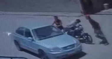القبض على 3 شبان بتهمة الاعتداء على سيارة مهندس في قنا