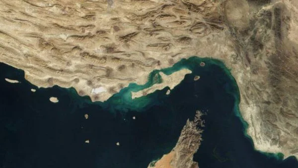 أربع سفن بضائع تعبر مضيق هرمز بعد وقف إطلاق النار