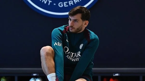 كفاراتسخيليا: والد اللاعب يؤكد استمراره مع سان جيرمان