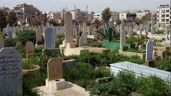 حكم دفن السيدات مع الرجال