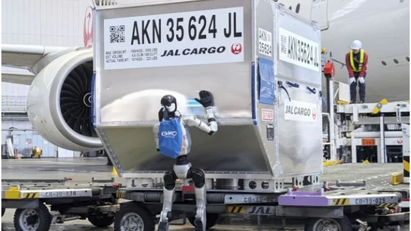 روبوتات شبيهة بالبشر في مطار هانيدا بطوكيو