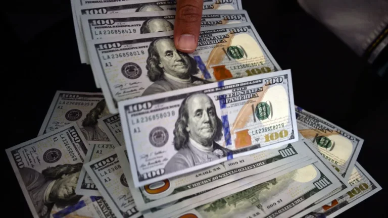 انخفاض سعر الدولار في البنوك المصرية اليوم