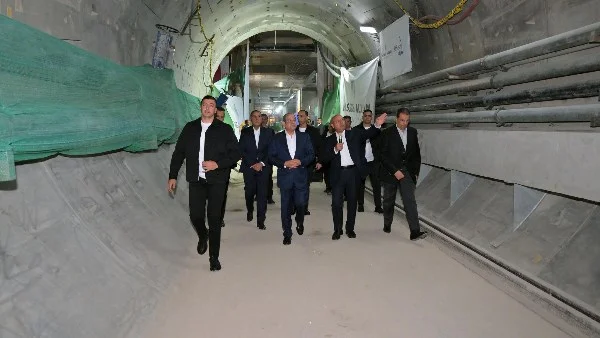 السيسي يتفقد محطة الأهرامات لمترو الأنفاق