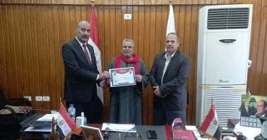 تكريم أمن مدرسة منشأة هديب لبني سويف بعد إحباط محاولة سرقة