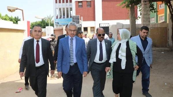 محافظ بني سويف يشدد على الانضباط في زيارة مفاجئة لمدرسة