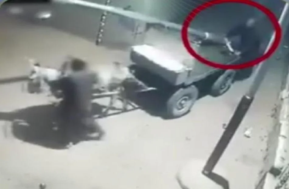 نقل عمود كهرباء أمام منزل مواطن في الدقهلية