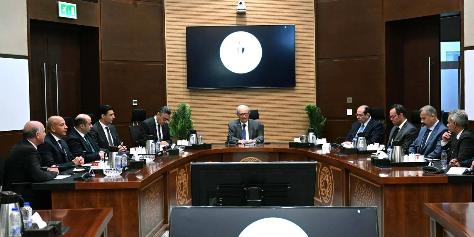 اجتماع لمتابعة جهود توفير السلع الأساسية في مصر