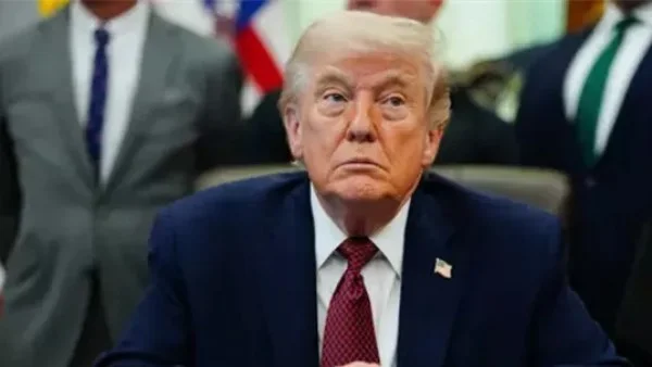 ترامب: إيران تعاني من انهيار وتطلب فتح مضيق هرمز