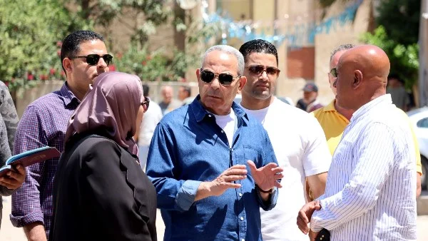محافظ الإسماعيلية يتفقد منطقة العمارات بحي ثالث