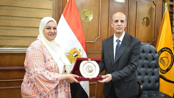 تكريم دنيا عطوة بجامعة بني سويف