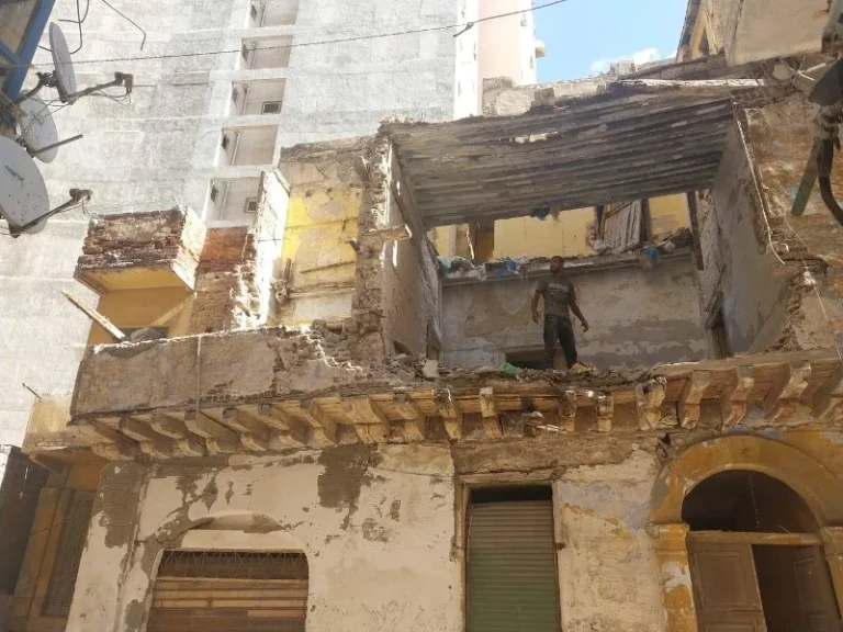 إزالة خطر ثلاثة عقارات مهددة بالسقوط غرب الإسكندرية