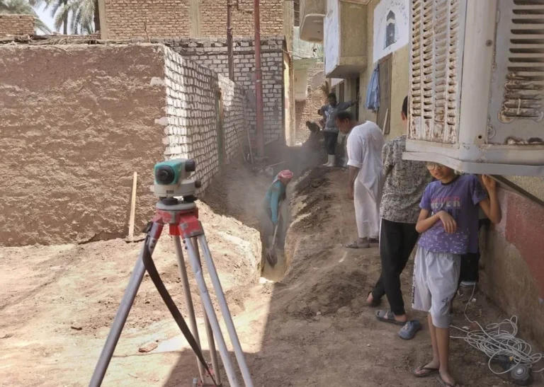 استكمال مشروعات الصرف الصحي في القرنة بالأقصر
