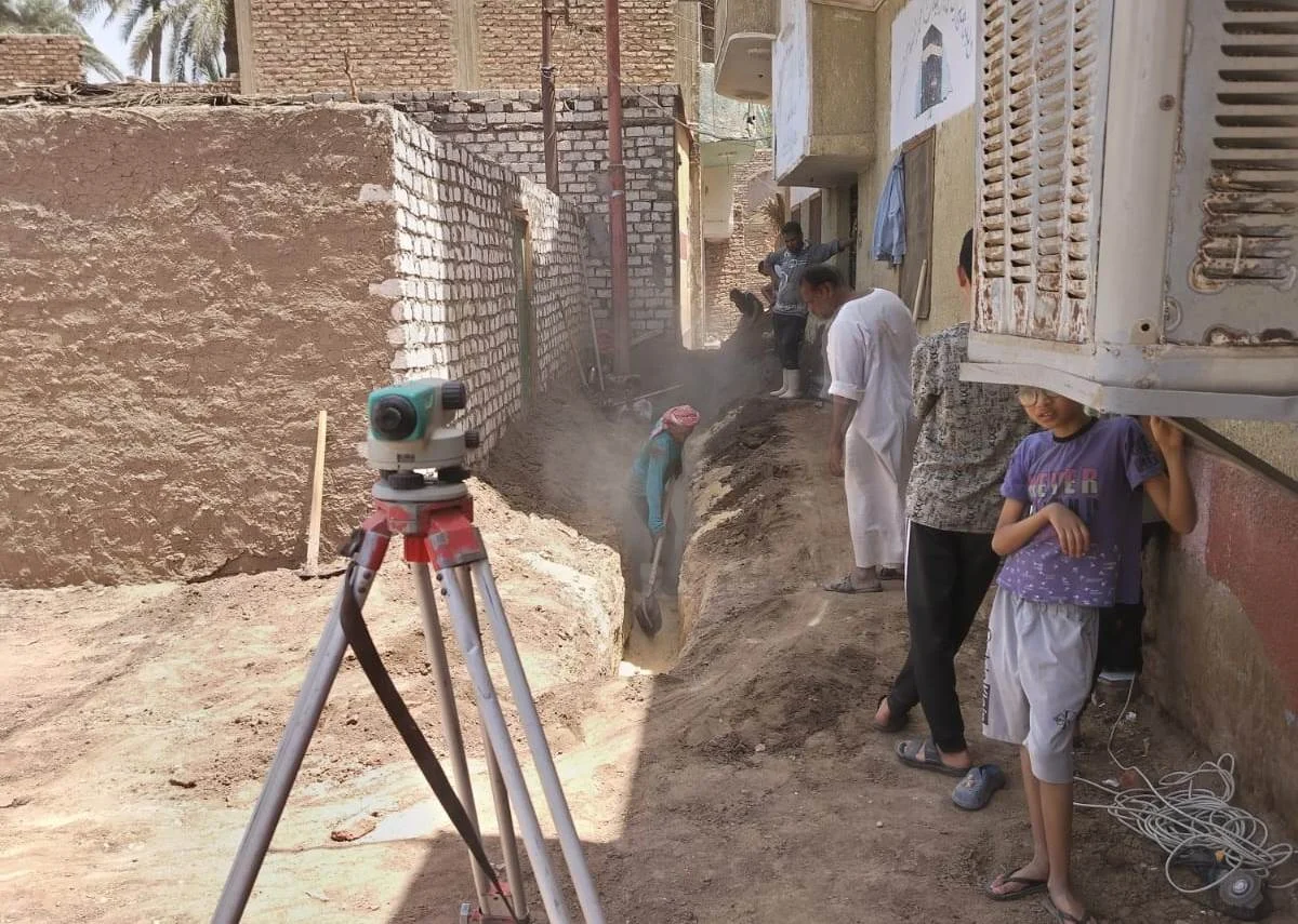 استكمال مشروعات الصرف الصحي في القرنة بالأقصر