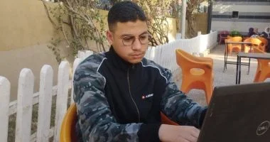 شاب من المنيا يبتكر نموذج ذكاء اصطناعي بلغة الإشارة
