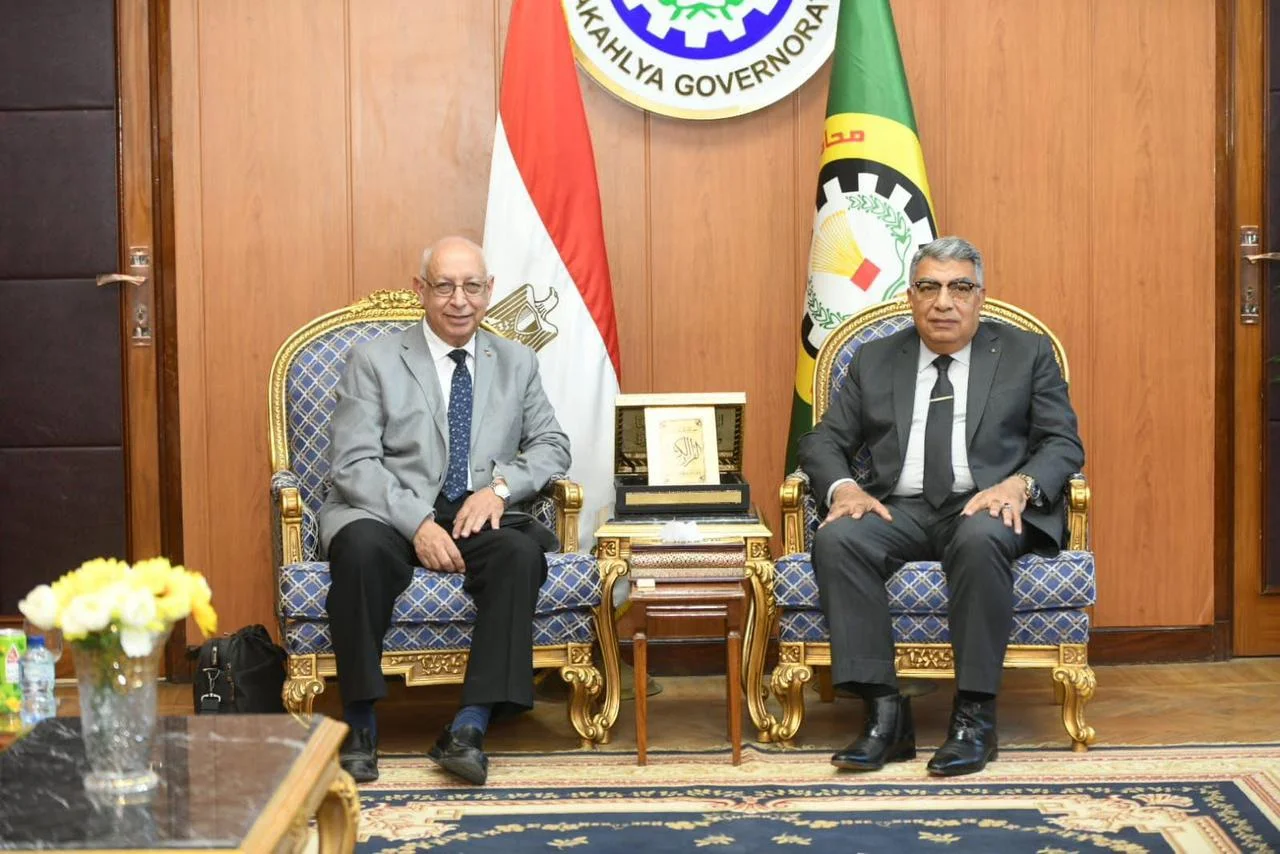 استقبال محافظ الدقهلية لمدير مركز الكلى الأسبق