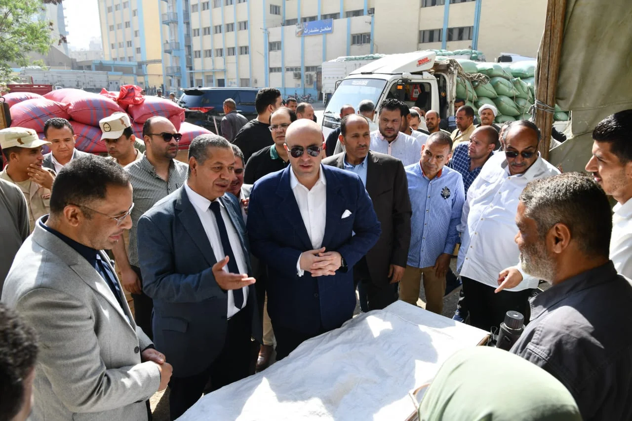 جولة تفقدية لمحافظ الفيوم لتوريد القمح بصوامع مطاحن مصر الوسطى