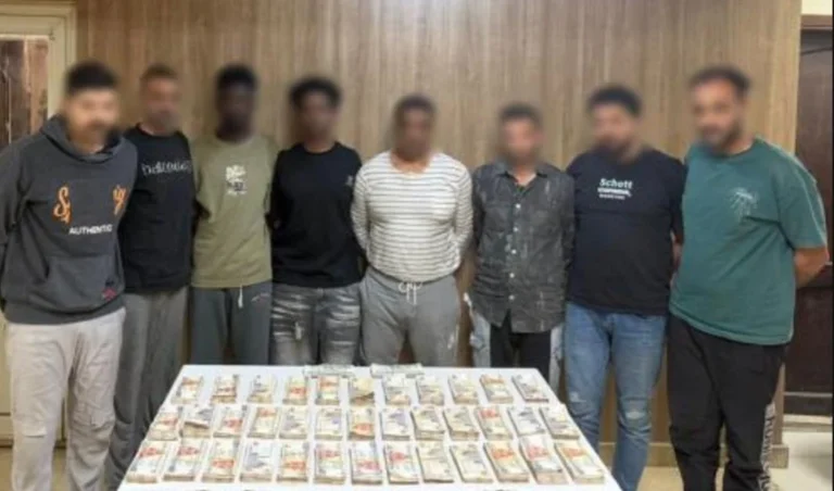 ضبط عصابة سرقت سائق وانتحلت صفة رجال الأمن