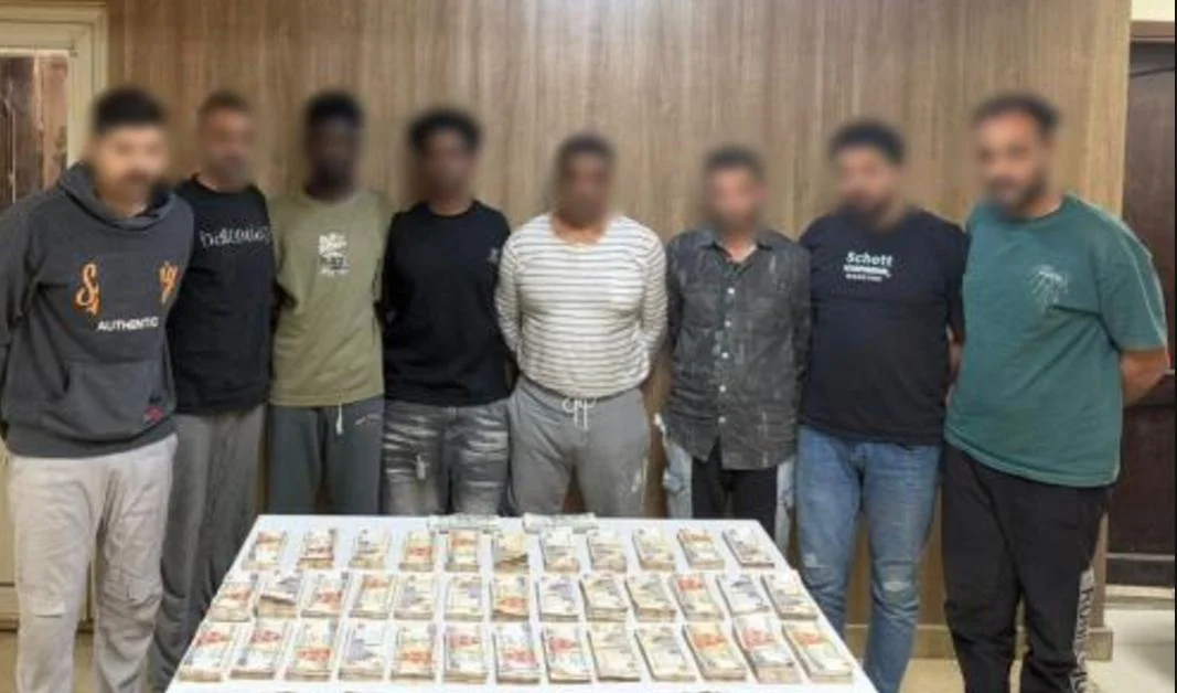 ضبط عصابة سرقت سائق وانتحلت صفة رجال الأمن