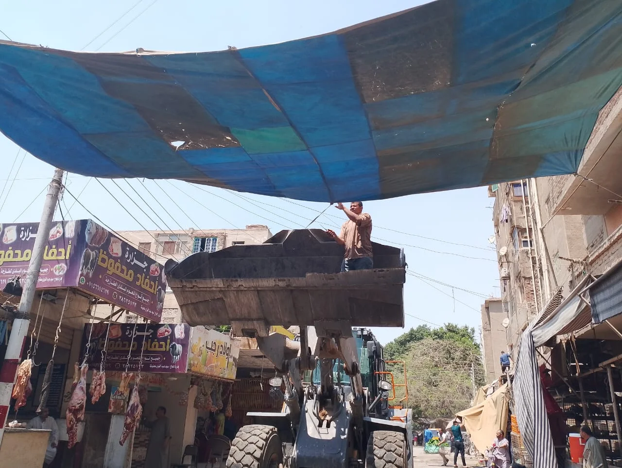 حملات لرفع الإشغالات في الصف تمهيداً لنقل الباعة