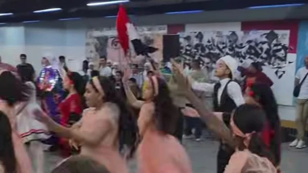 عرض فني لفرقة الأنفوشي في مترو الإسكندرية