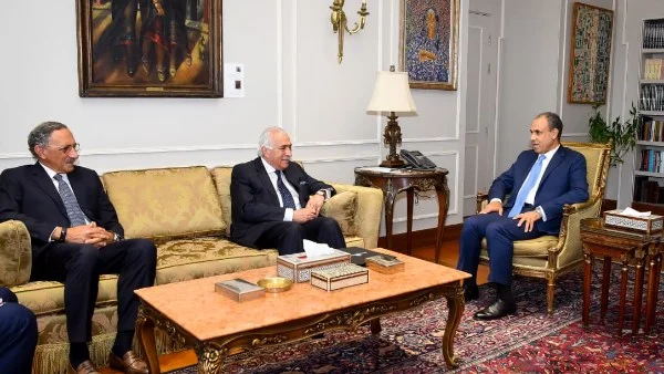 وزير الخارجية يستقبل مسؤولي غرفة التجارة الأمريكية
