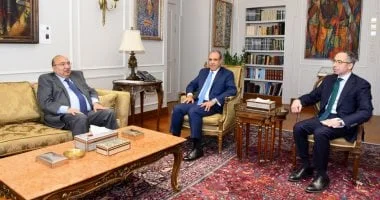 وزير الخارجية يستقبل رئيس لجنة مكافحة الهجرة غير الشرعية