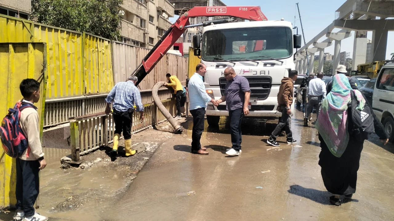 إصلاح كسر خط مياه رئيسي في العجوزة