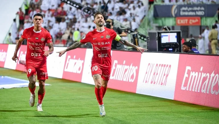 شباب الأهلي يتعادل مع خورفكان ويبتعد عن لقب الدوري