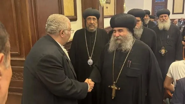 وفد كنسي يعزي مدبولي في وفاة والده