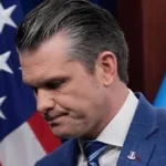 وزير الحرب الأمريكي يتجاهل تساؤلات الكونغرس حول إقالة قائد الجيش