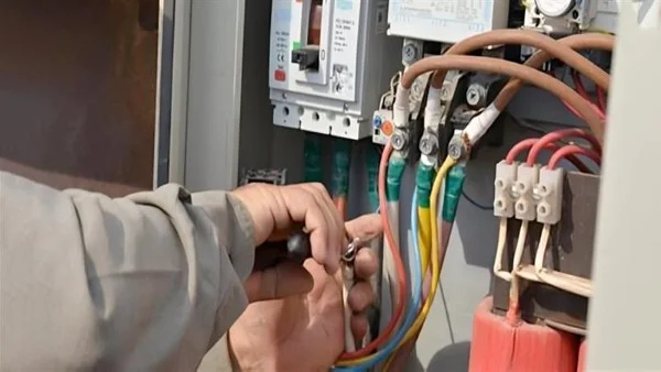 3 وقائع فساد بالكهرباء تُصيب الصناعة بمخاطر كبيرة