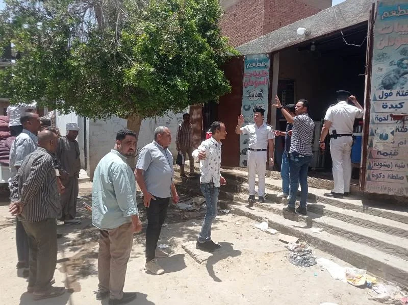 إغلاق 58 محلًا مخالفًا في دراو يديرها أجانب