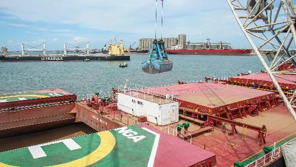 ميناء دمياط يستقبل 15 سفينة حاويات وبضائع عامة