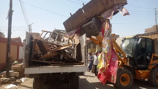 غلق 58 محلاً مخالفاً بأسوان تديرها جنسيات غير مصرية