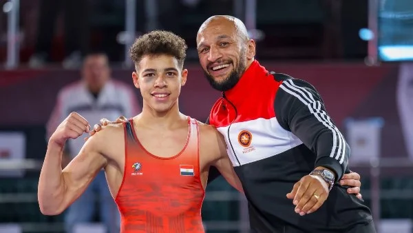 كرم جابر يُحفز نجوم مصر في بطولة المصارعة الإفريقية