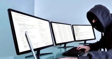 الحسابات المزيفة على التواصل: جريمة رقمية وعقوبتها الحبس