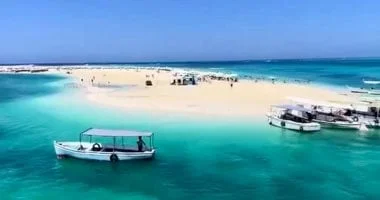 شاطئ الغرام: جمال طبيعة يجذب المصطافين في مرسى مطروح