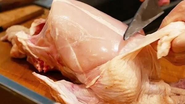 تحذيرات من تناول جلد الفراخ وأضرار صحية خطيرة