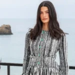 تارا عماد تتألق في عرض دار Chanel وتثير الجدل