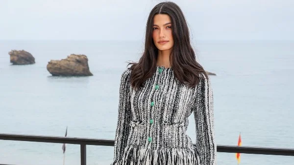 تارا عماد تتألق في عرض دار Chanel وتثير الجدل