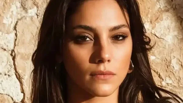 علاقة ديلين دوغير وأتاكان أوزكايا: بين الحقيقة والشاشة