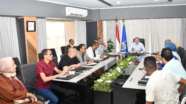 جهود محافظ أسوان لتجاوز التحديات العامة