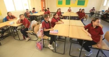 متابعة حضور الطلاب لأداء امتحان أبريل