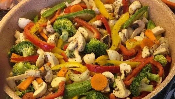 طريقة عمل خضار مشوي بالثوم والأعشاب البرية