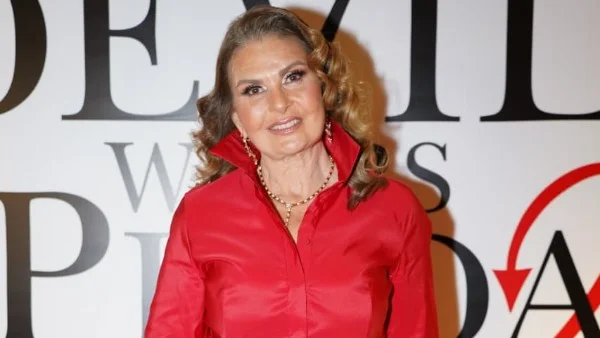 يسرا تتألق بفستان أحمر في ظهورها الأخير