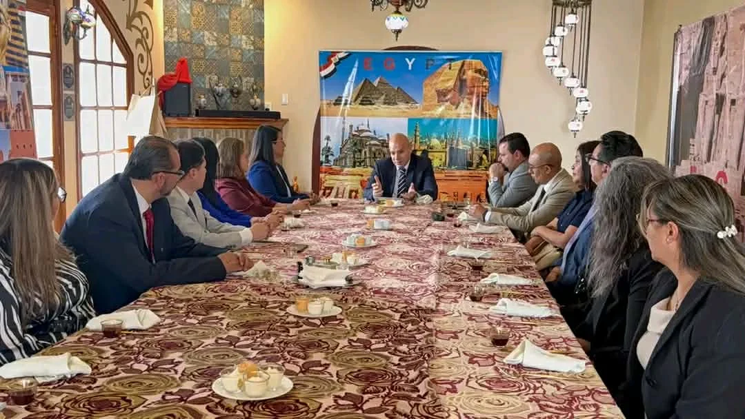 اجتماع سفارة مصر بالإكوادور لتعزيز السياحة