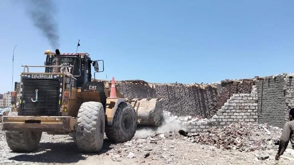 إزالة مبنى غير قانوني في زرزاة بالغردقة